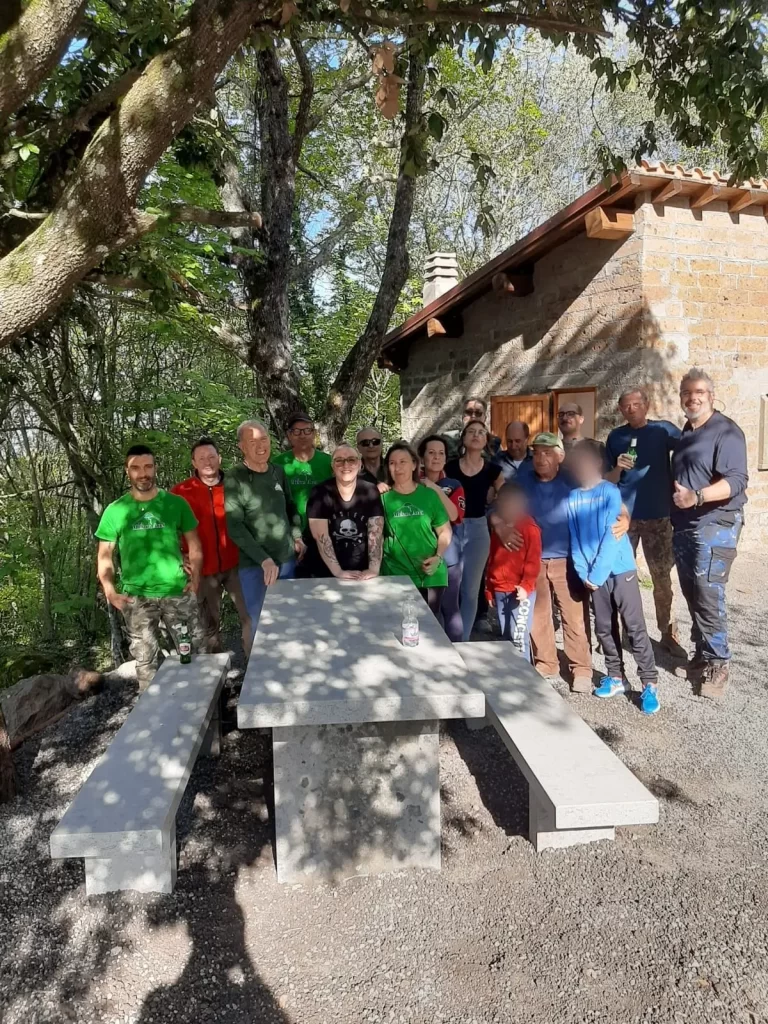 Scopri di più sull'articolo 13/04/2024 – Installazione tavolo in pietra presso il Bivacco