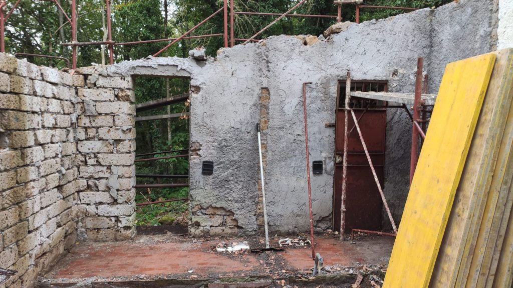L'edificio senza tetto nel settembre 2023 · Bivacco dei Menici, Soriano nel Cimino