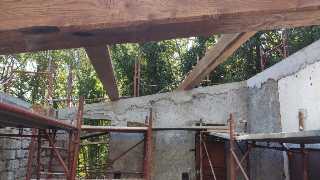 Le nuove travi in legno · Bivacco dei Menici, Soriano nel Cimino