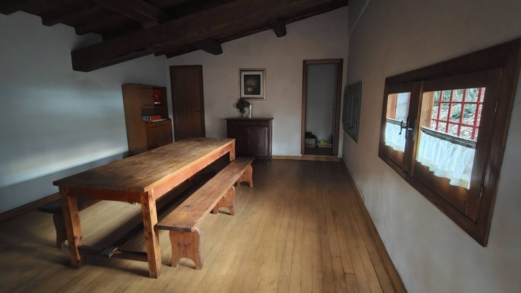 La sala interna con il tavolo · Bivacco dei Menici, Soriano nel Cimino