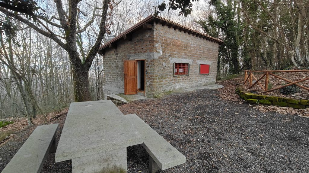 Il piazzale con il tavolo in peperino · Bivacco dei Menici, Soriano nel Cimino