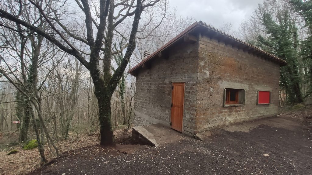 Il bivacco visto di lato · Bivacco dei Menici, Soriano nel Cimino
