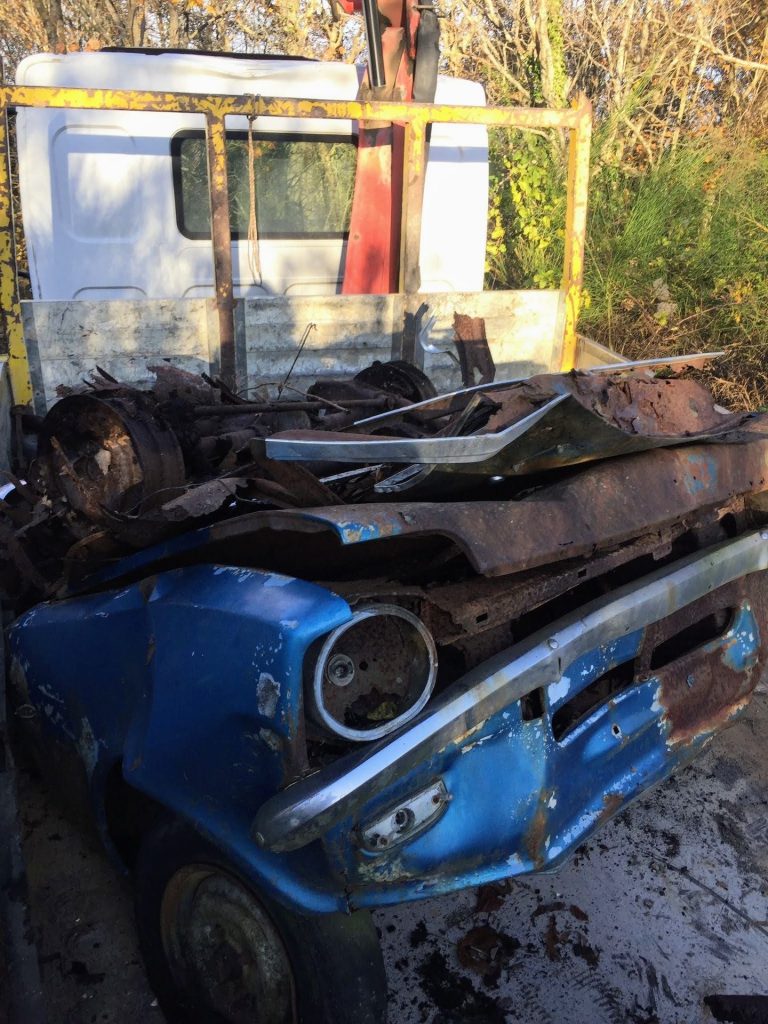 La carcassa di un'auto abbandonata · Bivacco dei Menici, Soriano nel Cimino