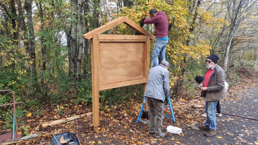 Installazione delle bacheche informative · Bivacco dei Menici, Soriano nel Cimino