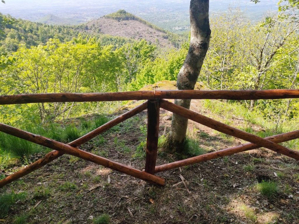 L'affaccio panoramico con la staccionata · Bivacco dei Menici, Soriano nel Cimino