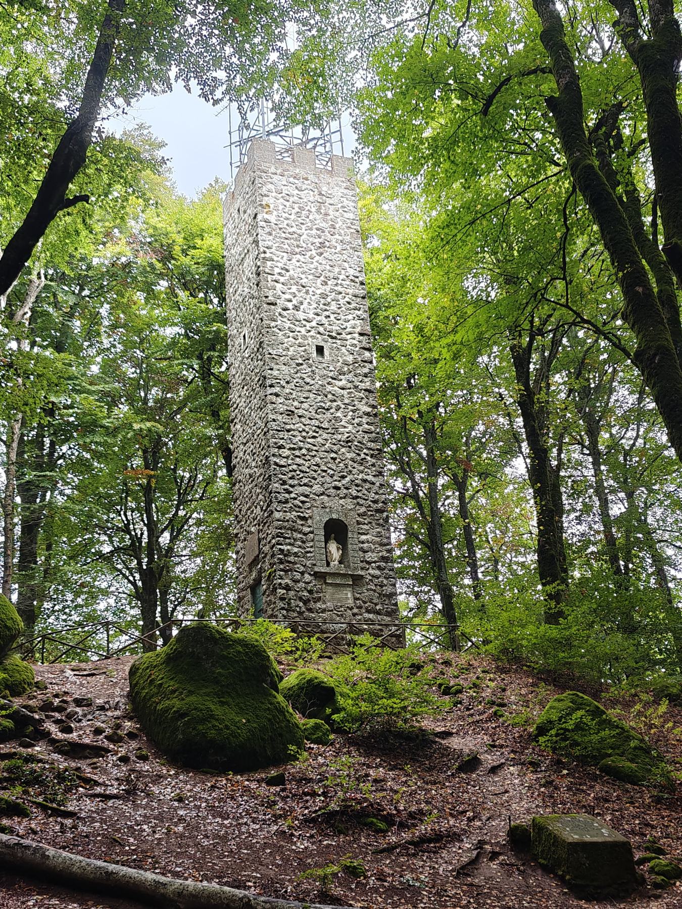 La torre in pietra sulla vetta del Monte Cimino vista tra i faggi